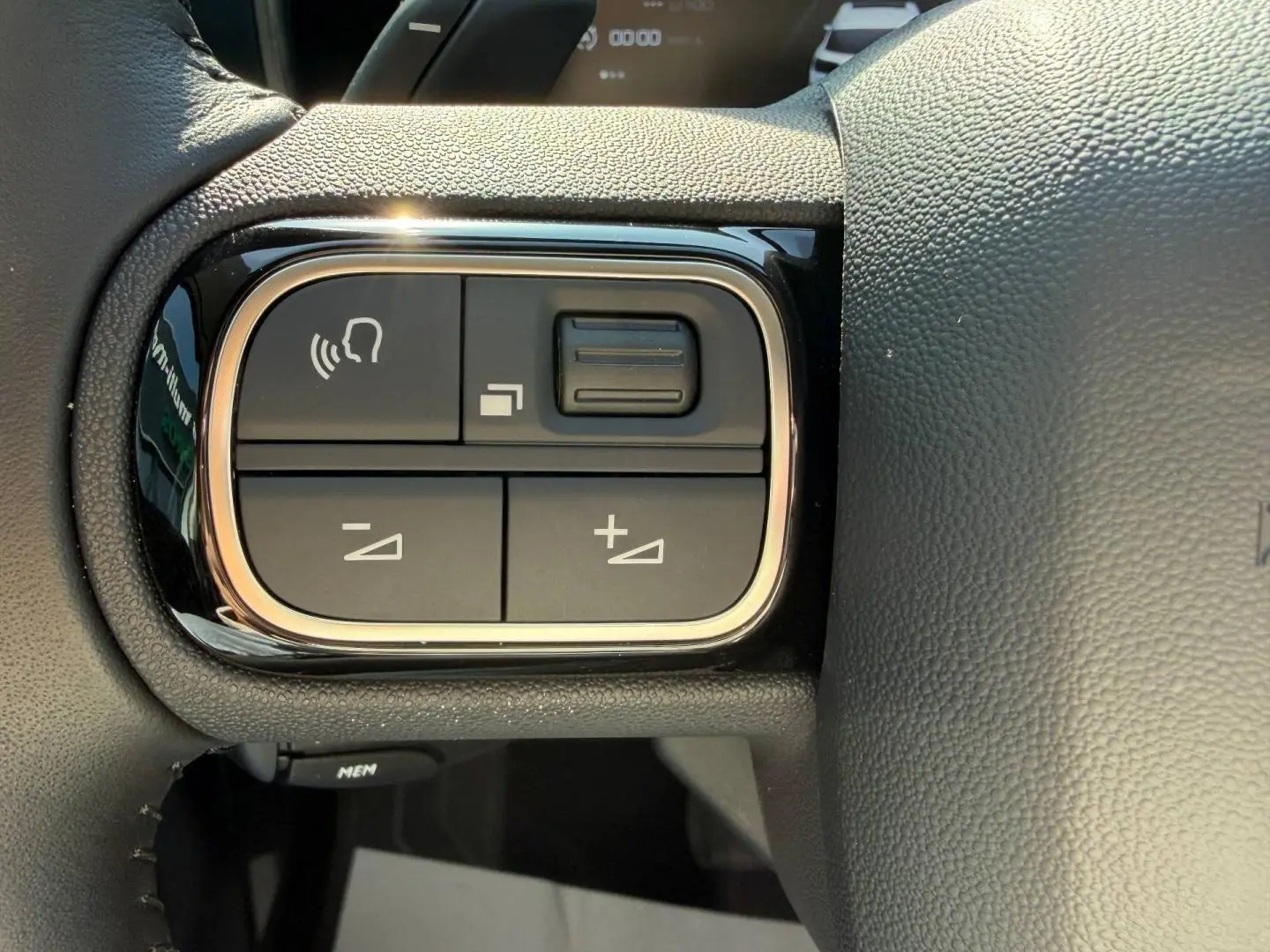 Gros plan sur les commandes vocales et volume au volant cuir noir du Citroën C5 Aircross 2025.