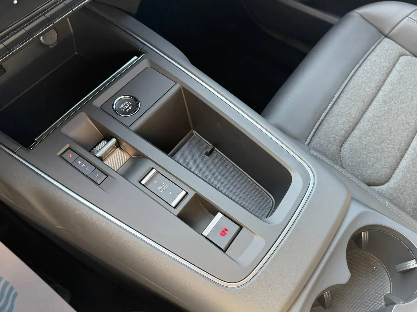 Vue rapprochée de la console centrale noire avec bouton start/stop et levier de boîte automatique du Citroën C5 Aircross.