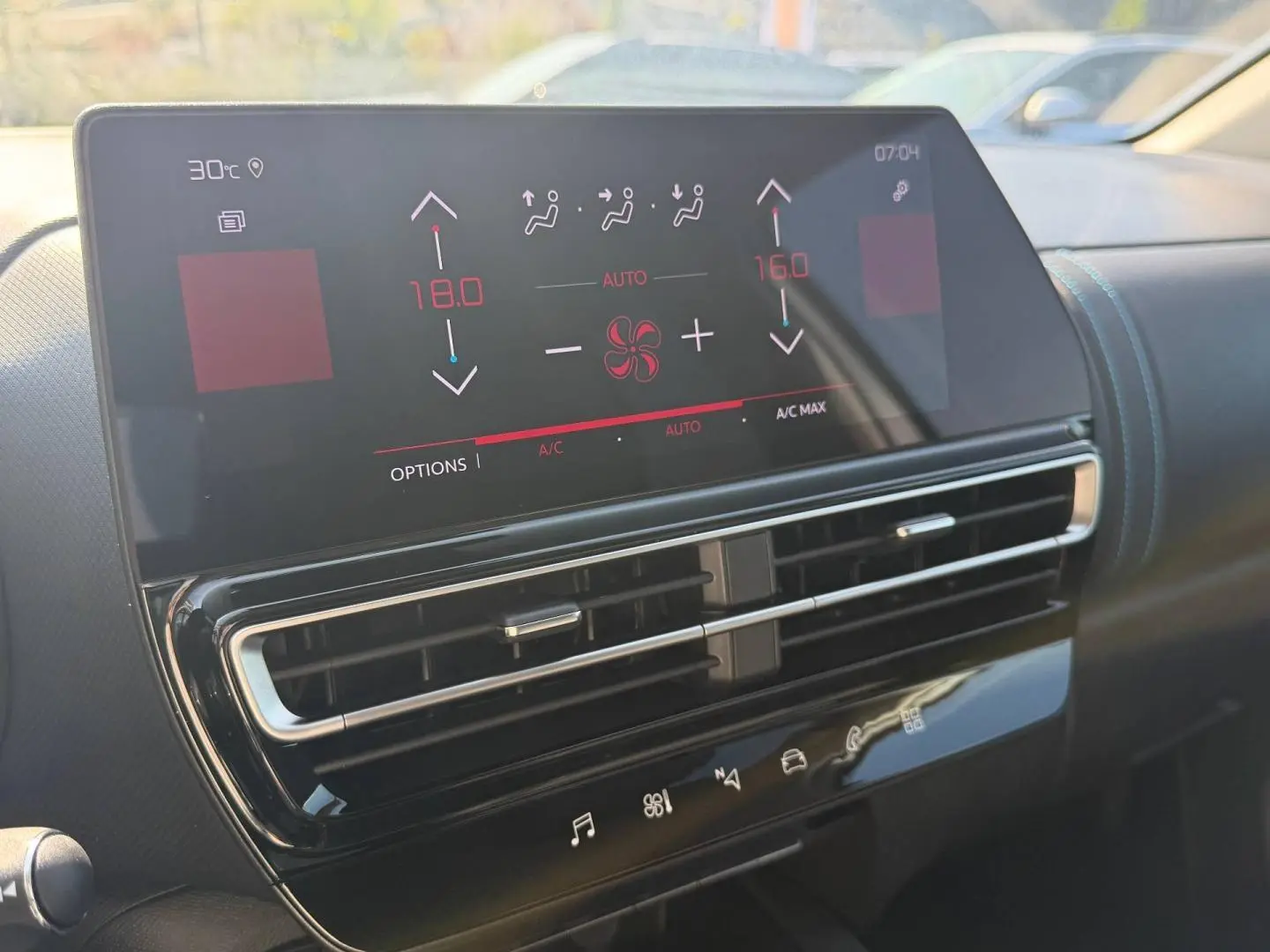 Écran tactile central et commandes climatisation du tableau de bord du Citroën C5 Aircross blanc Okénite.