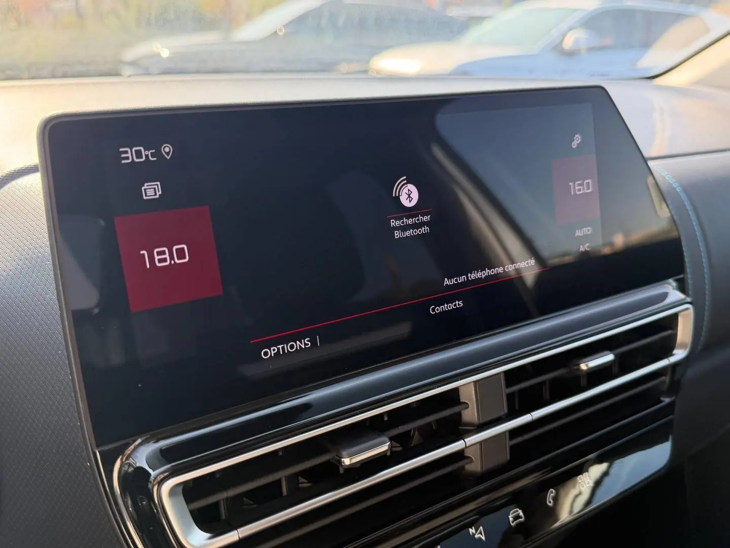 Écran tactile central du tableau de bord du Citroën C5 Aircross 2025 avec interface Bluetooth et réglages climatisation.