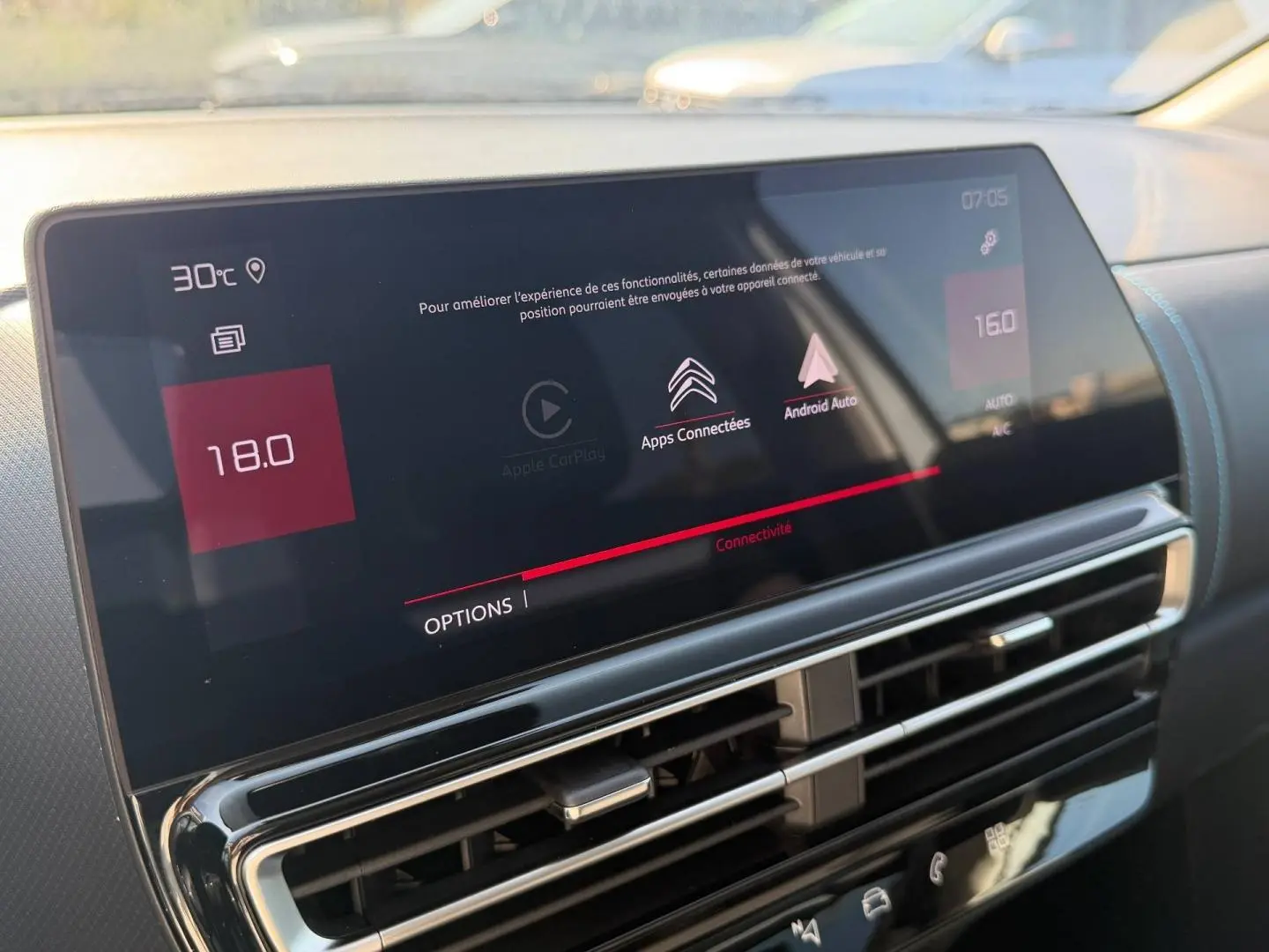 Écran tactile central affichant les options connectées dans l’habitacle du Citroën C5 Aircross 2025.