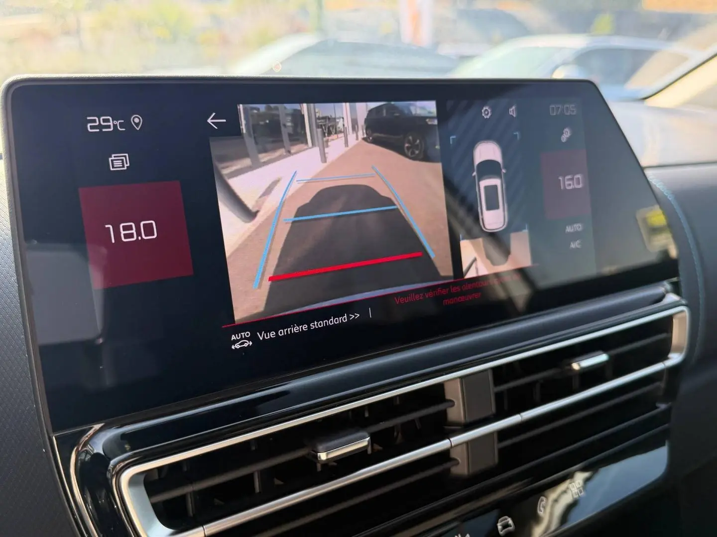 Écran tactile intérieur du Citroën C5 Aircross 2025 montrant la caméra de recul et l'affichage de la climatisation.