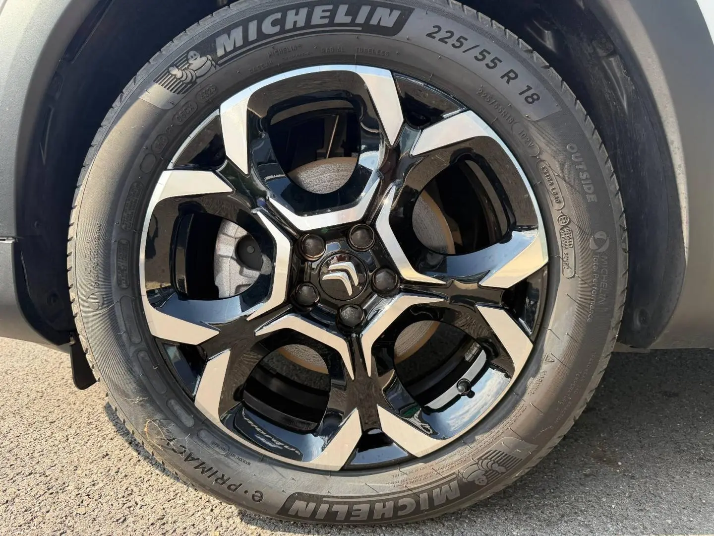 Gros plan sur la jante alu noire et argentée de 18 pouces avec logo Citroën au centre, pneu Michelin visible.