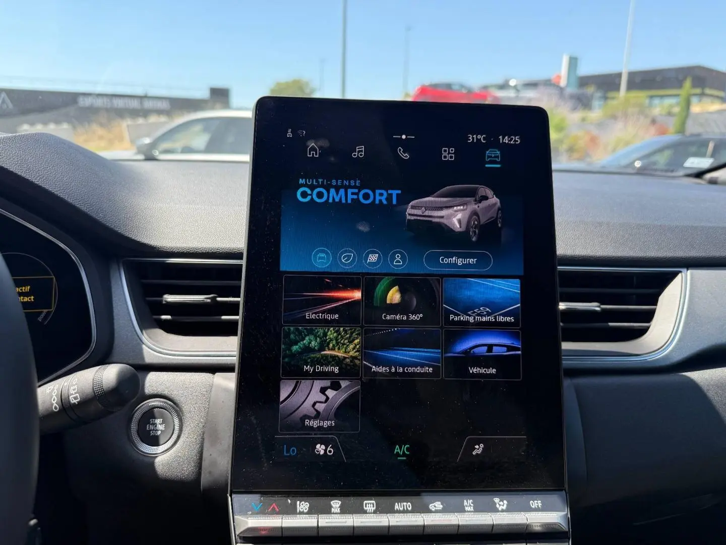Écran tactile central du tableau de bord du Renault Captur gris Rafale, affichant le mode Confort et les options de conduite.