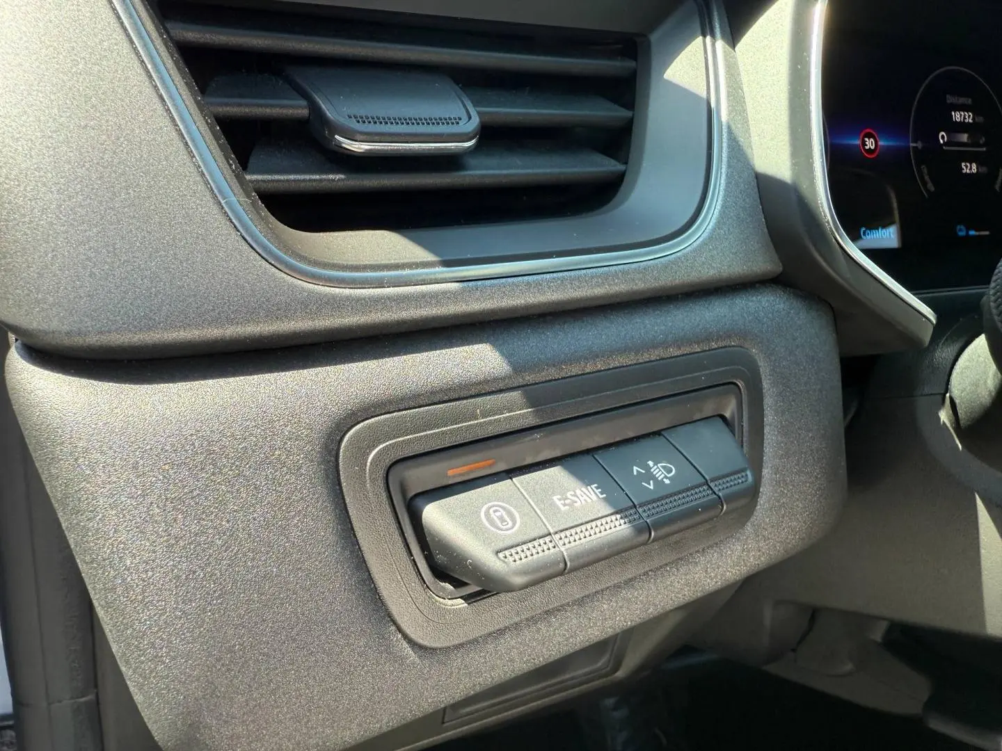 Détail du tableau de bord côté gauche du Renault Captur gris Rafale avec commandes E-SAVE et réglage des phares.