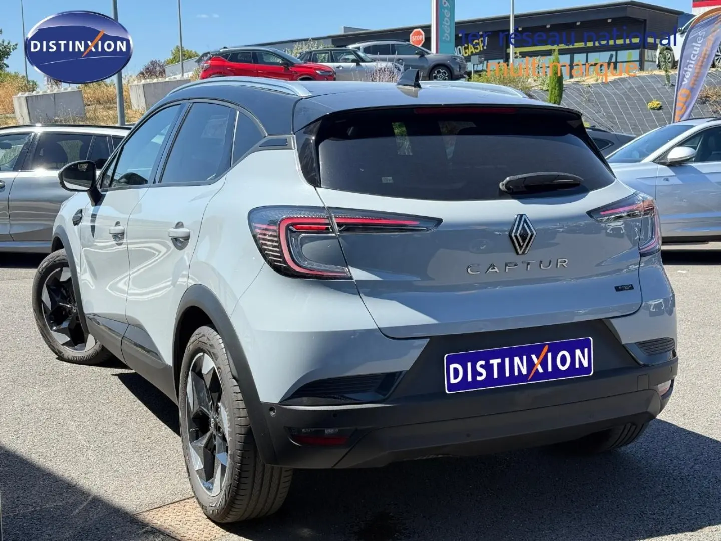 Vue 3/4 arrière droite du Renault Captur gris Rafale métallisé avec feux arrière LED et jantes alu noires.