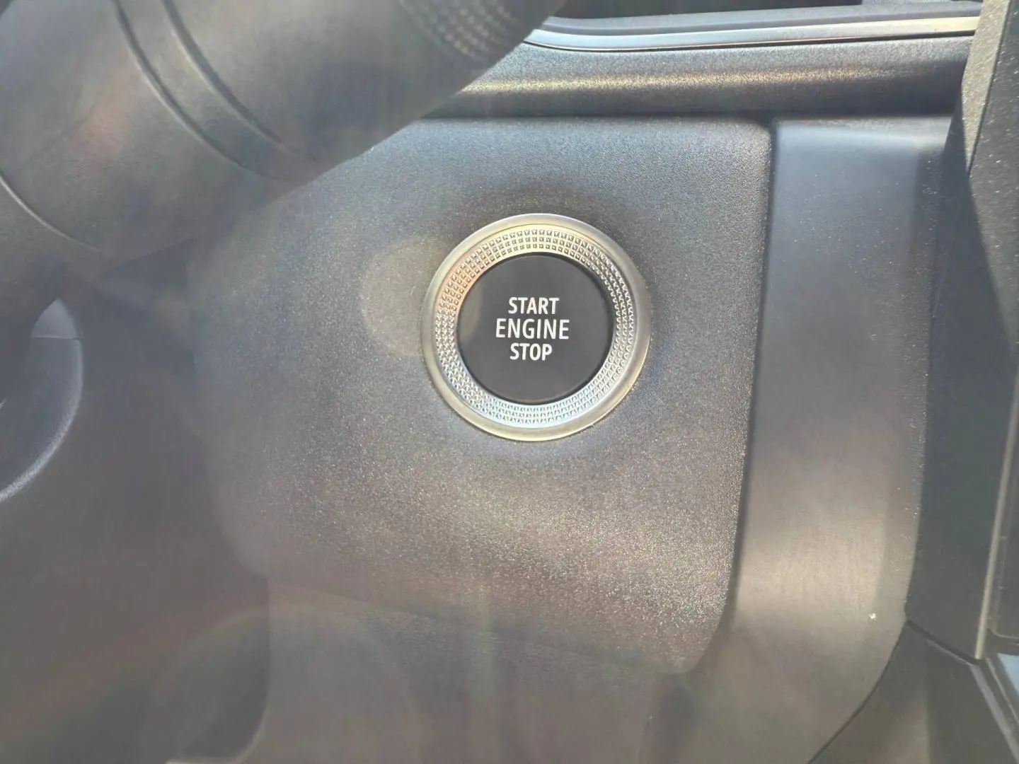 Détail du bouton Start Engine Stop sur le tableau de bord noir du Renault Captur 1.6 E-Tech hybride 2025.