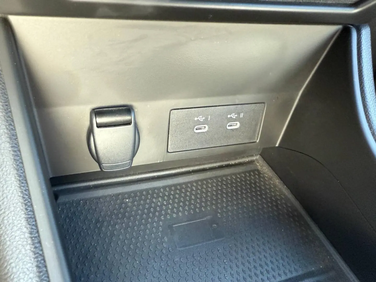 Gros plan intérieur sur la console centrale avec prises USB-C et prise 12V du Renault Captur gris Rafale 2025.