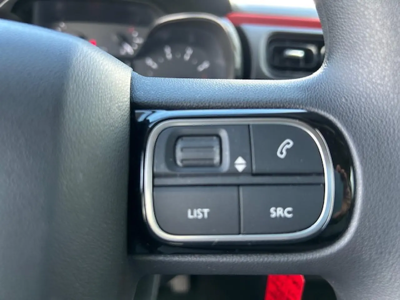 Gros plan sur les commandes audio au volant noir de la Citroën C3 1.2 PureTech Sable Metal 2021.