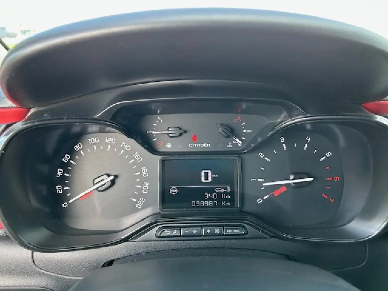 Tableau de bord de Citroën C3 1.2 PureTech 83 S&S C-Series 2021, affichage numérique et compteurs analogiques.