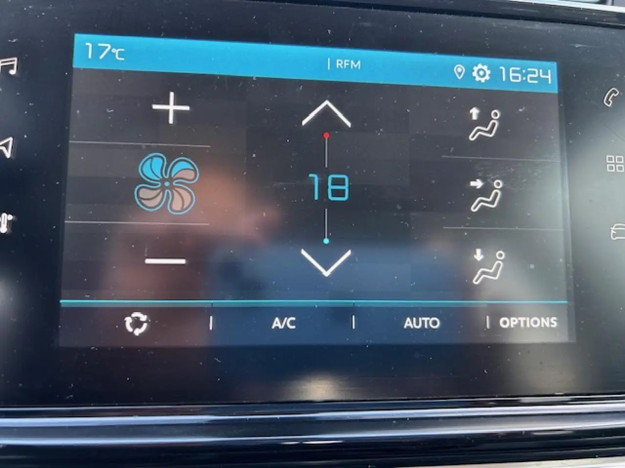 Écran tactile de la climatisation automatique de la Citroën C3 sable métal, affichant température et réglages d'air