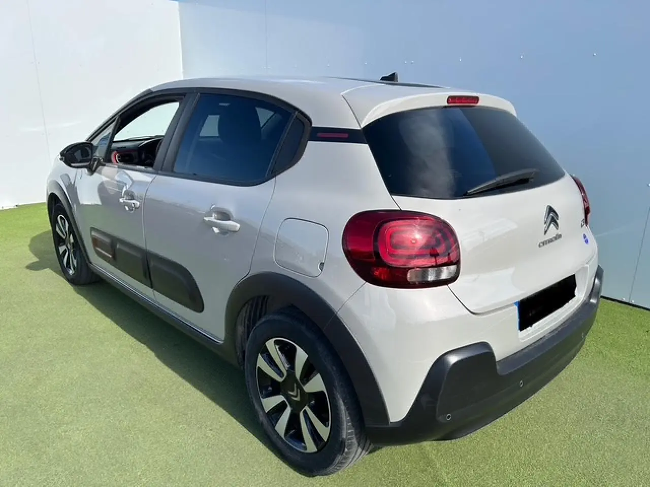 Citroën C3 1.2 PureTech 83 S&S C-Series sable métal vue 3/4 arrière droit avec détails noirs mats et vitres surteintées.