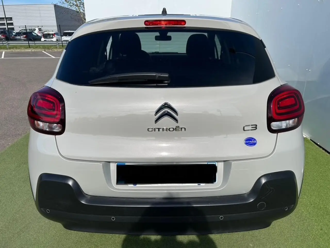 Vue arrière d'une Citroën C3 sable métallisé avec feux arrière à effet 3D et pare-chocs noir mat.