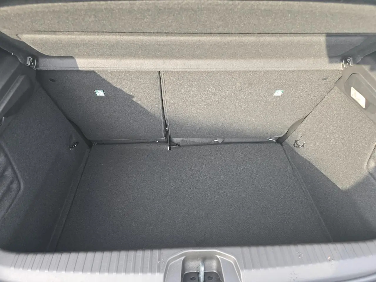 Coffre vide de Renault Clio V gris Rafale Metal vu de dessus, montrant l'espace de chargement intérieur.