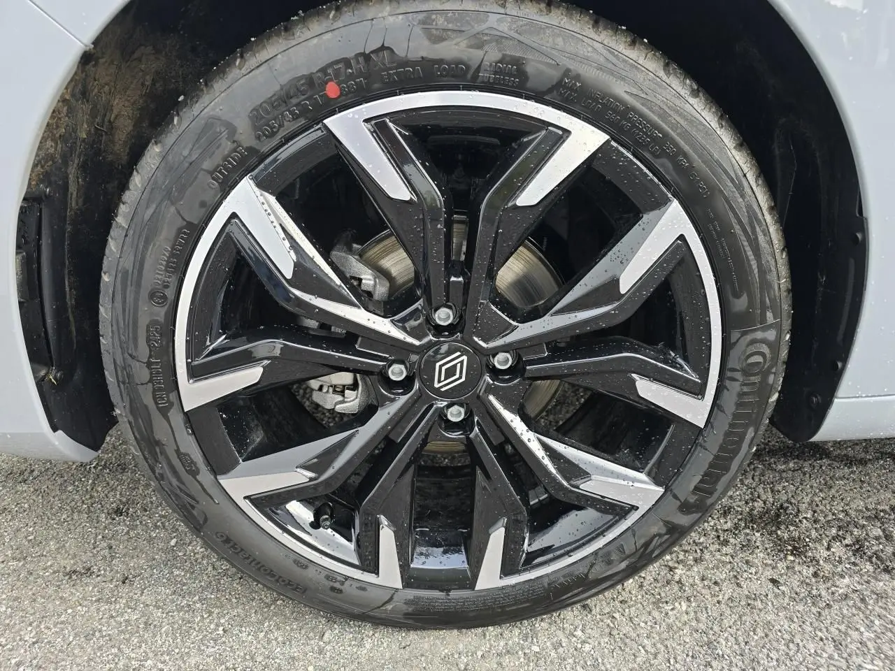 Gros plan sur la jante alliage 17 pouces noir monastella avec détails chromés du côté avant droit d'une Renault Clio gris Rafale Métal.