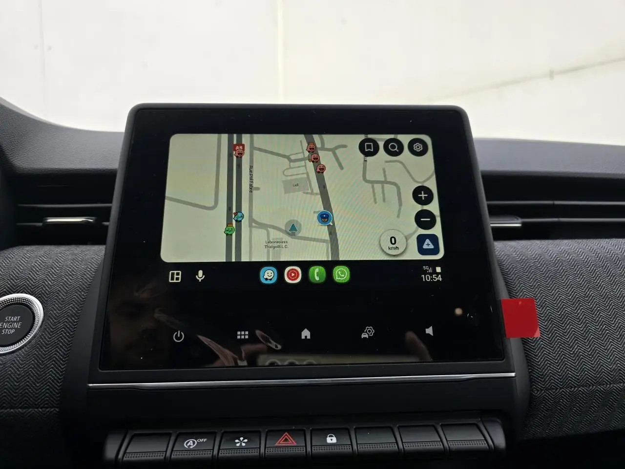 Écran tactile multimédia 7 pouces de la Renault Clio V gris Rafale, avec navigation affichée.