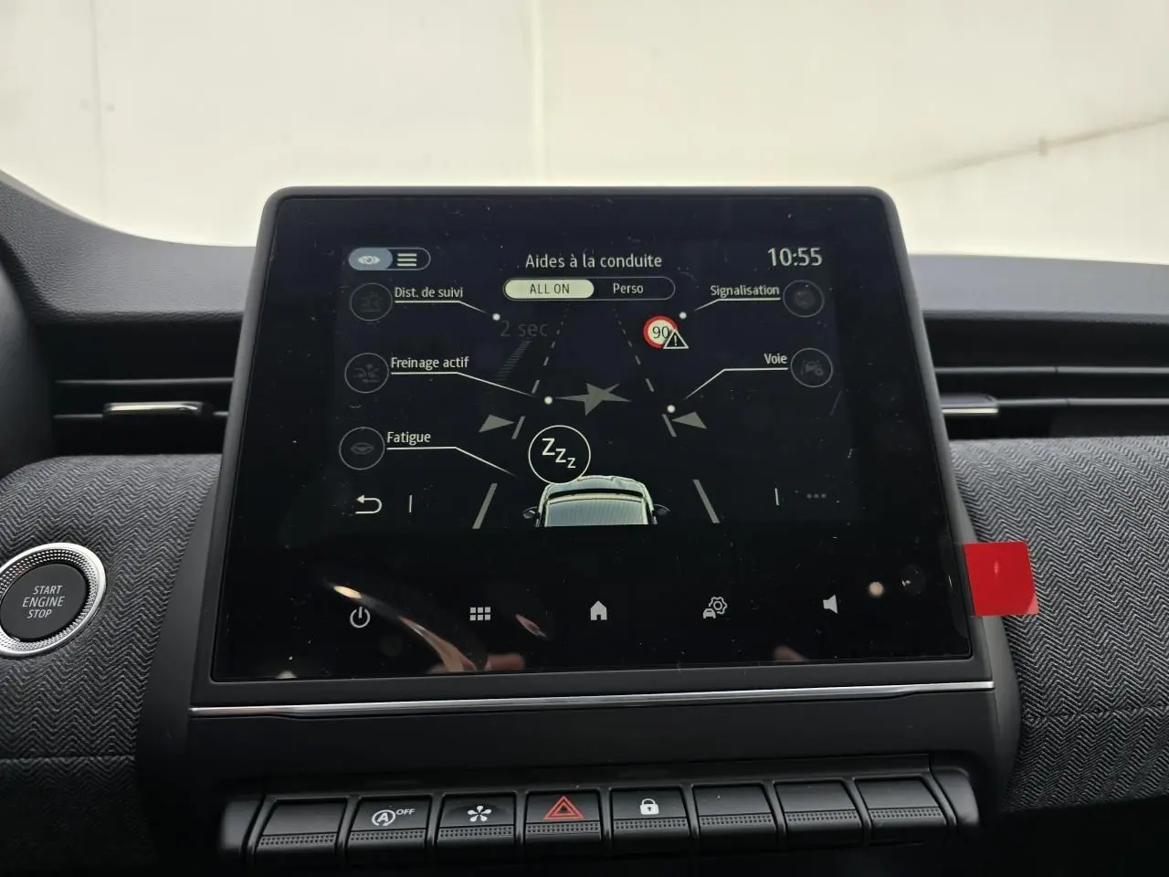 Écran tactile central du tableau de bord de la Renault Clio V 2025 affichant les aides à la conduite.