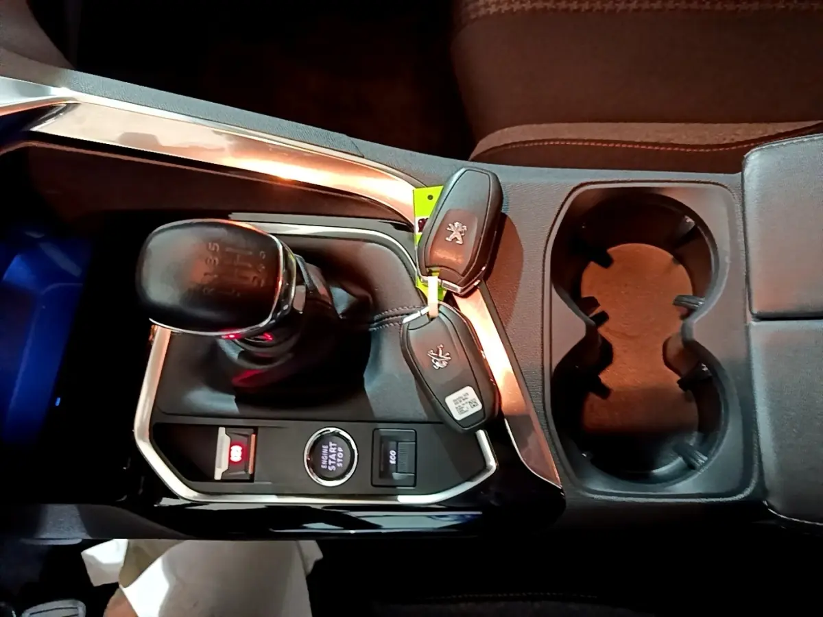 Vue rapprochée de la console centrale noire du Peugeot 5008 avec levier de vitesse manuel et clés à proximité.