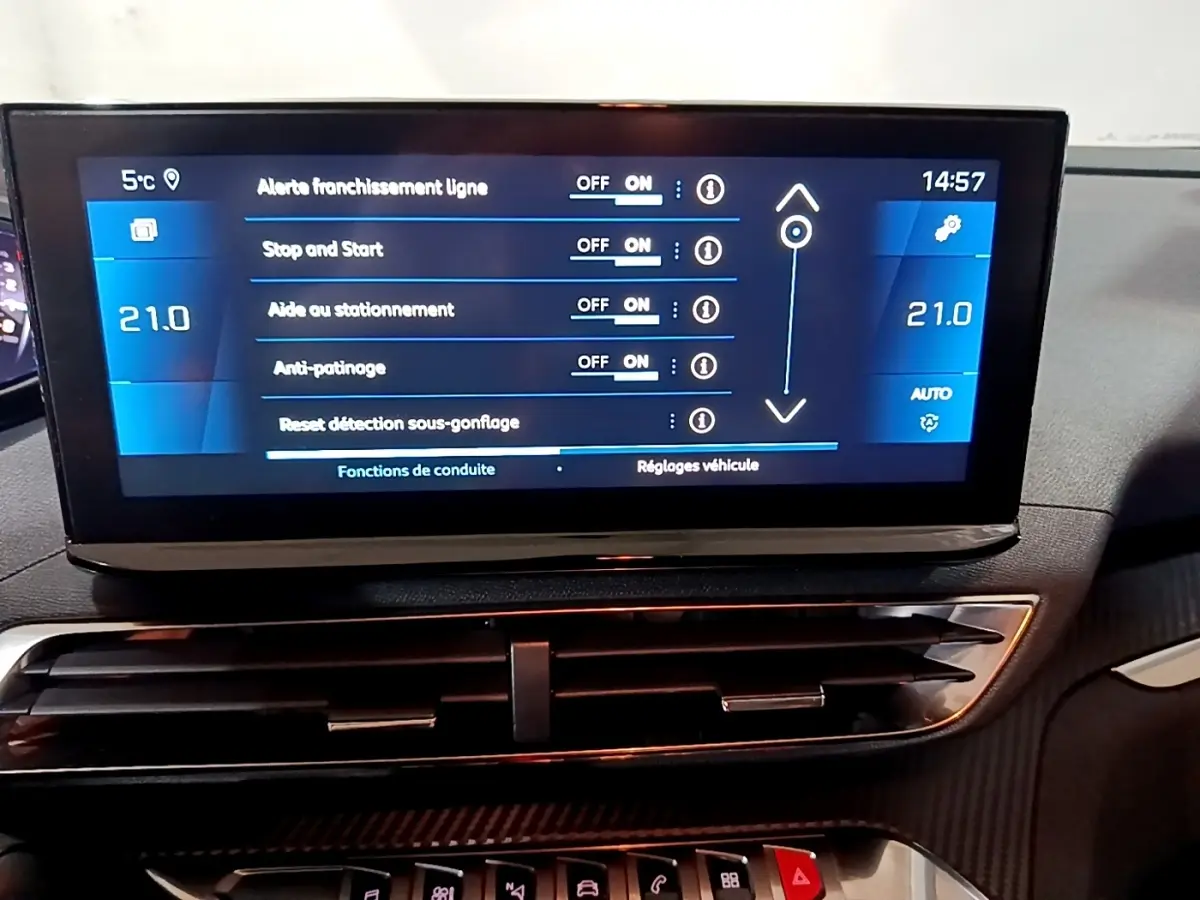 Écran tactile central du tableau de bord du Peugeot 5008 noir, affichant les réglages d’aides à la conduite.