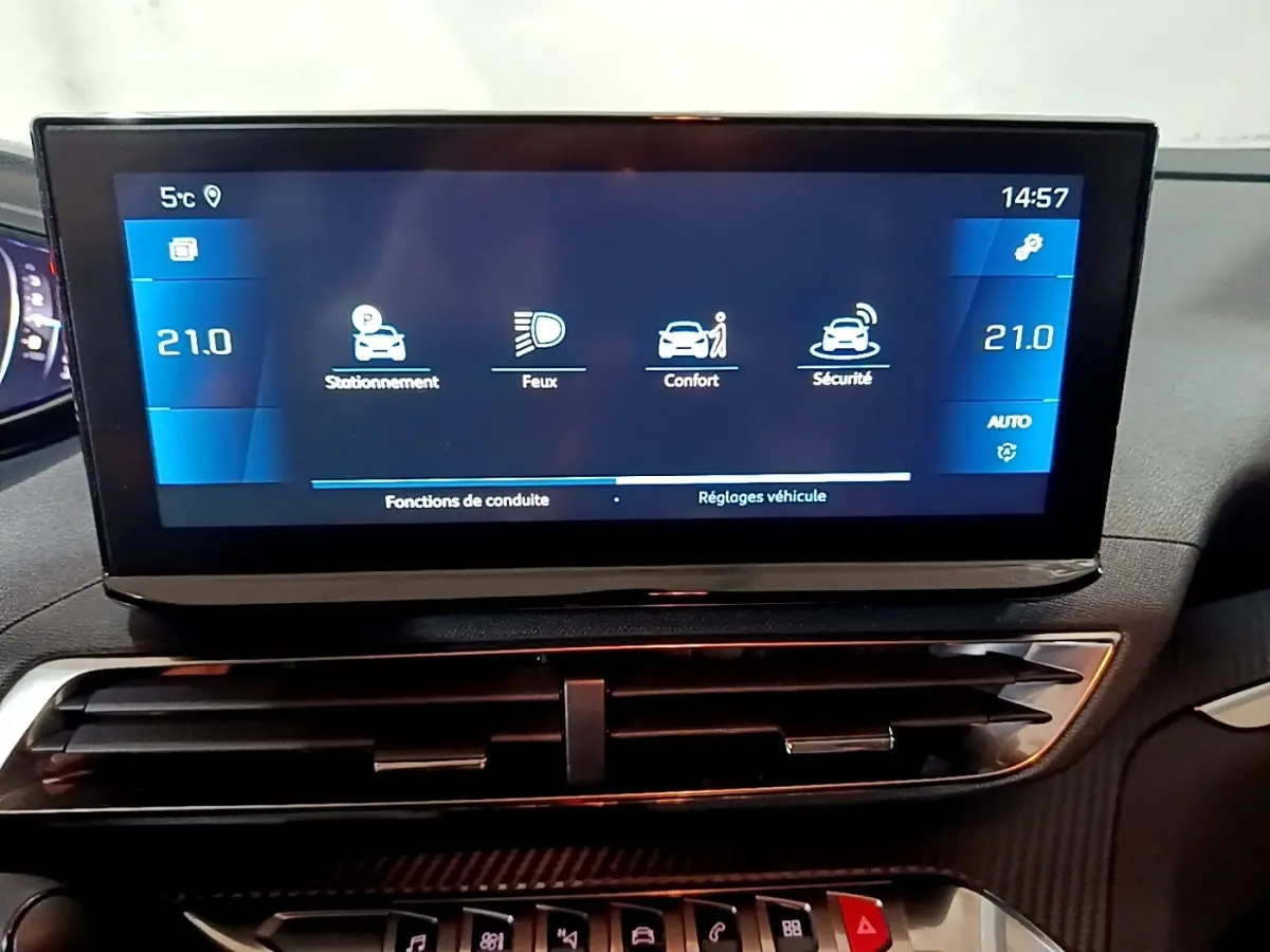 Écran tactile central du tableau de bord du Peugeot 5008 noir, affichant les réglages de conduite et confort.