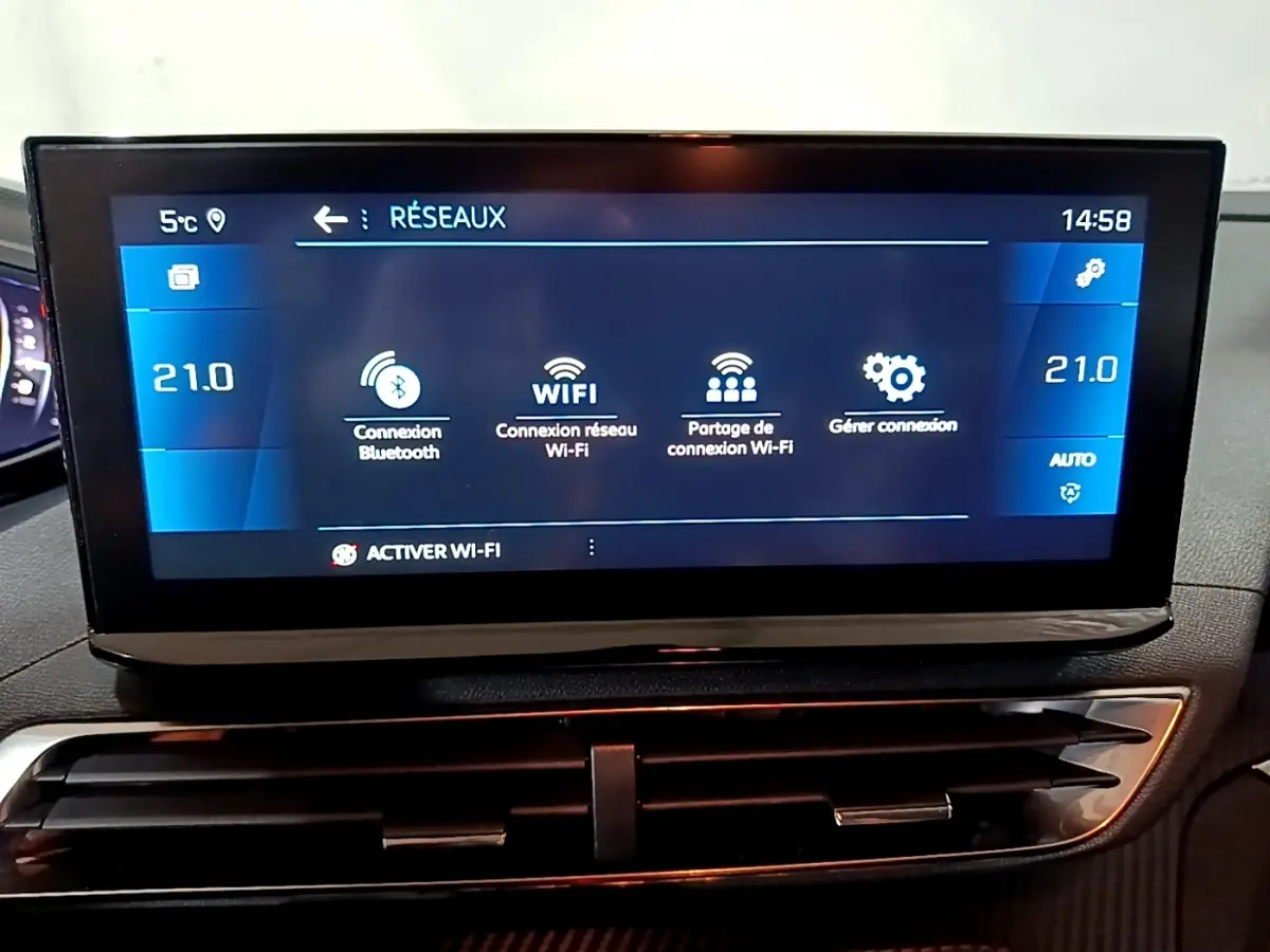 Écran tactile central du tableau de bord du Peugeot 5008 noir, affichant les options de connexion Wi-Fi et Bluetooth.
