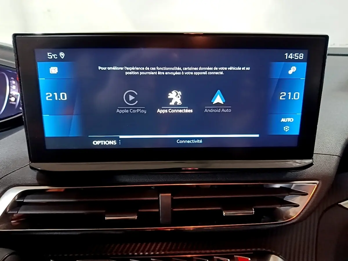 Écran tactile central du tableau de bord du Peugeot 5008 noir, affichant Apple CarPlay et Android Auto.