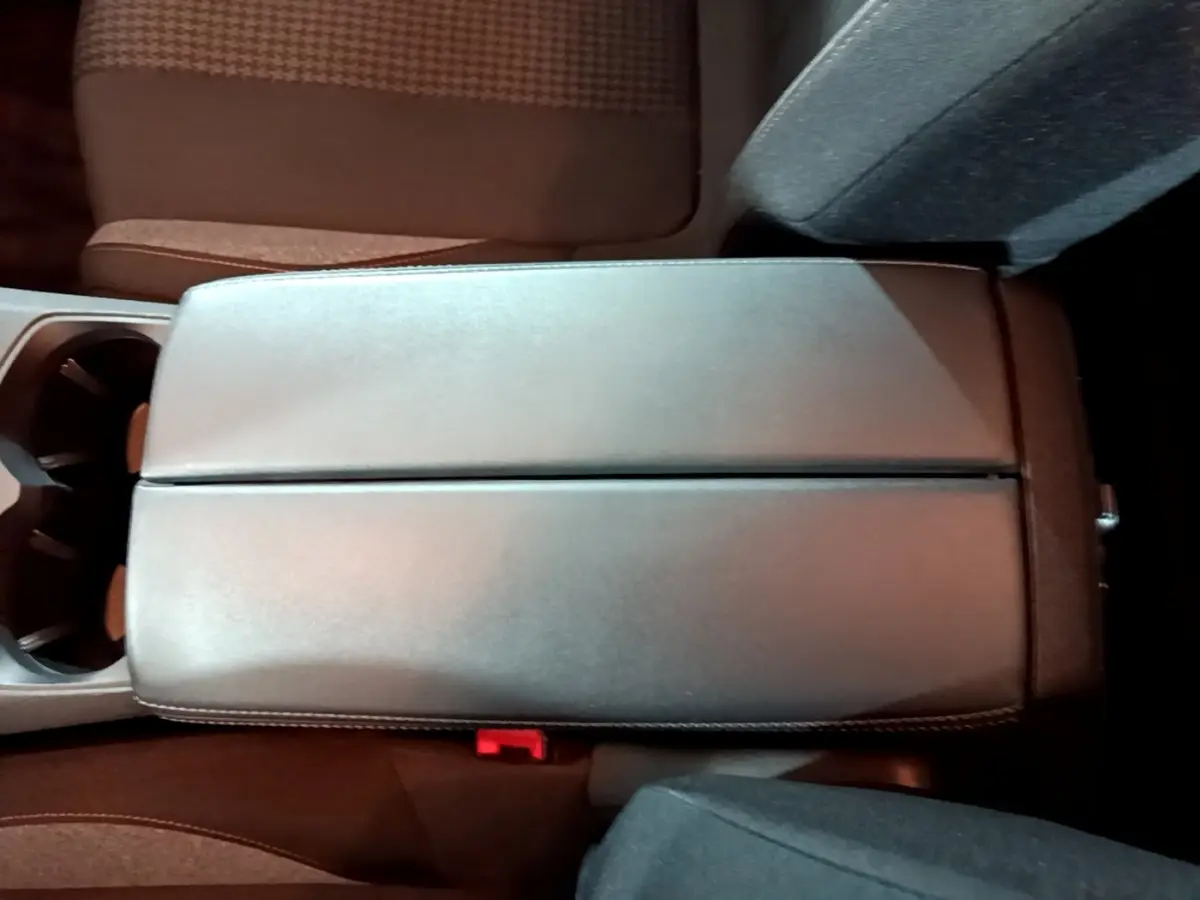 Accoudoir central en cuir noir avec porte-gobelets, intérieur du Peugeot 5008 PureTech 130 S&S Active Business 2021.