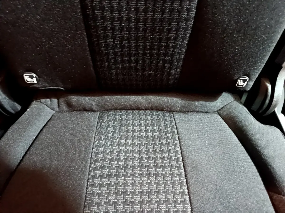 Gros plan sur la texture et les fixations Isofix du siège arrière noir du Peugeot 5008 PureTech 130 S&S Active Business 2021.