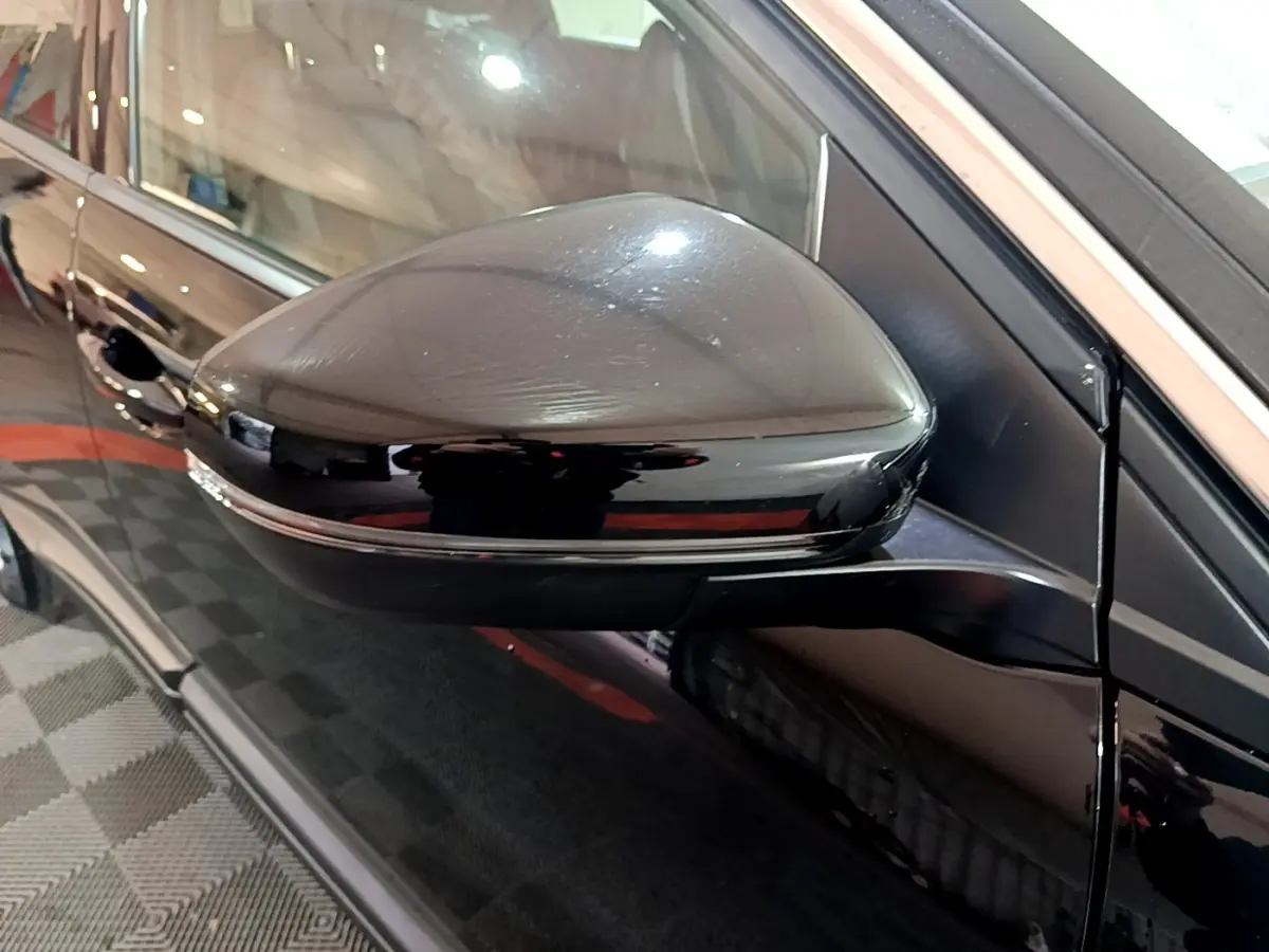 Gros plan sur le rétroviseur côté conducteur noir brillant du Peugeot 5008 PureTech 130 S&S Active Business 2021.