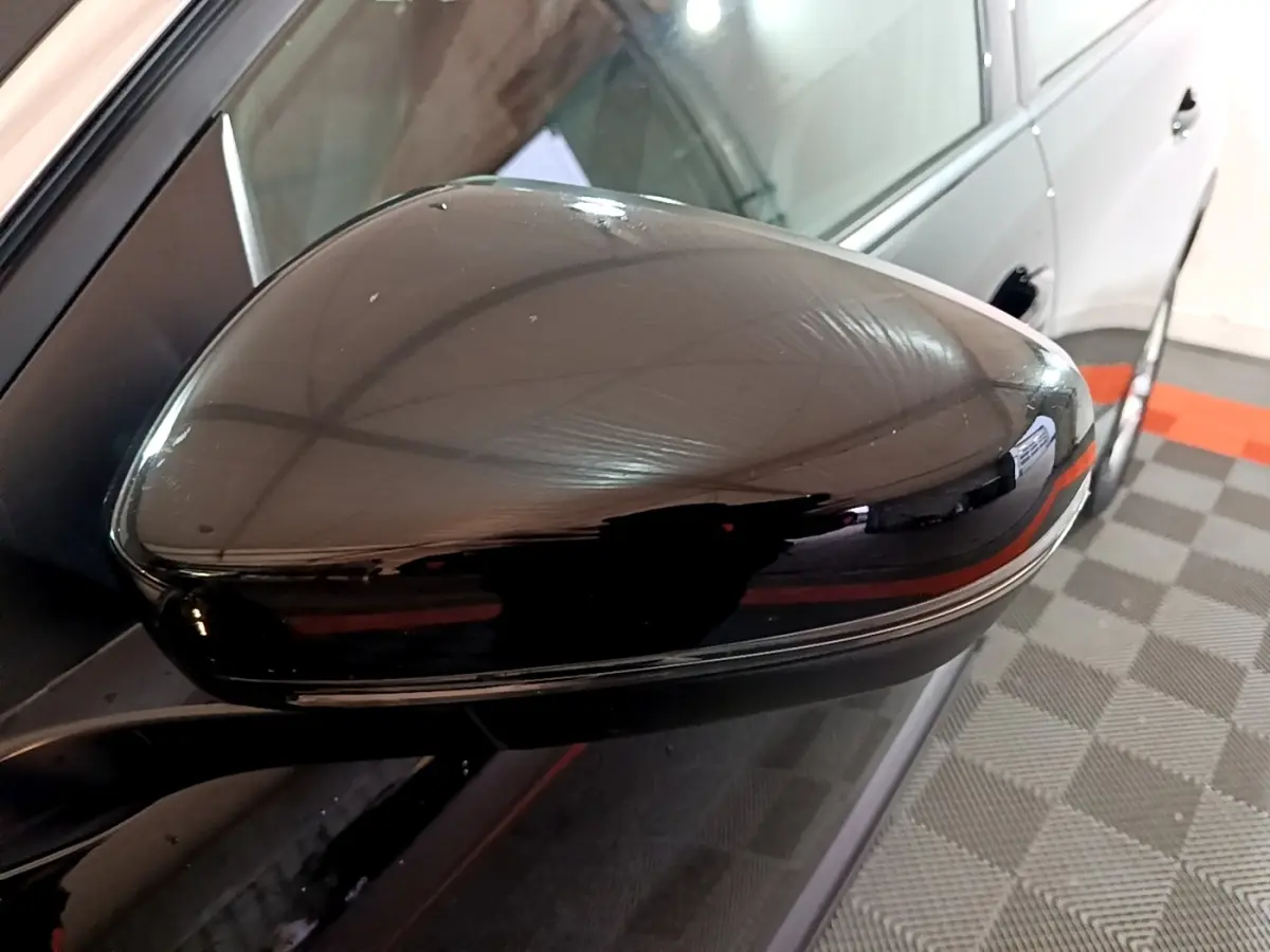 Gros plan sur le rétroviseur droit noir brillant du Peugeot 5008 PureTech 130 S&S Active Business 2021.