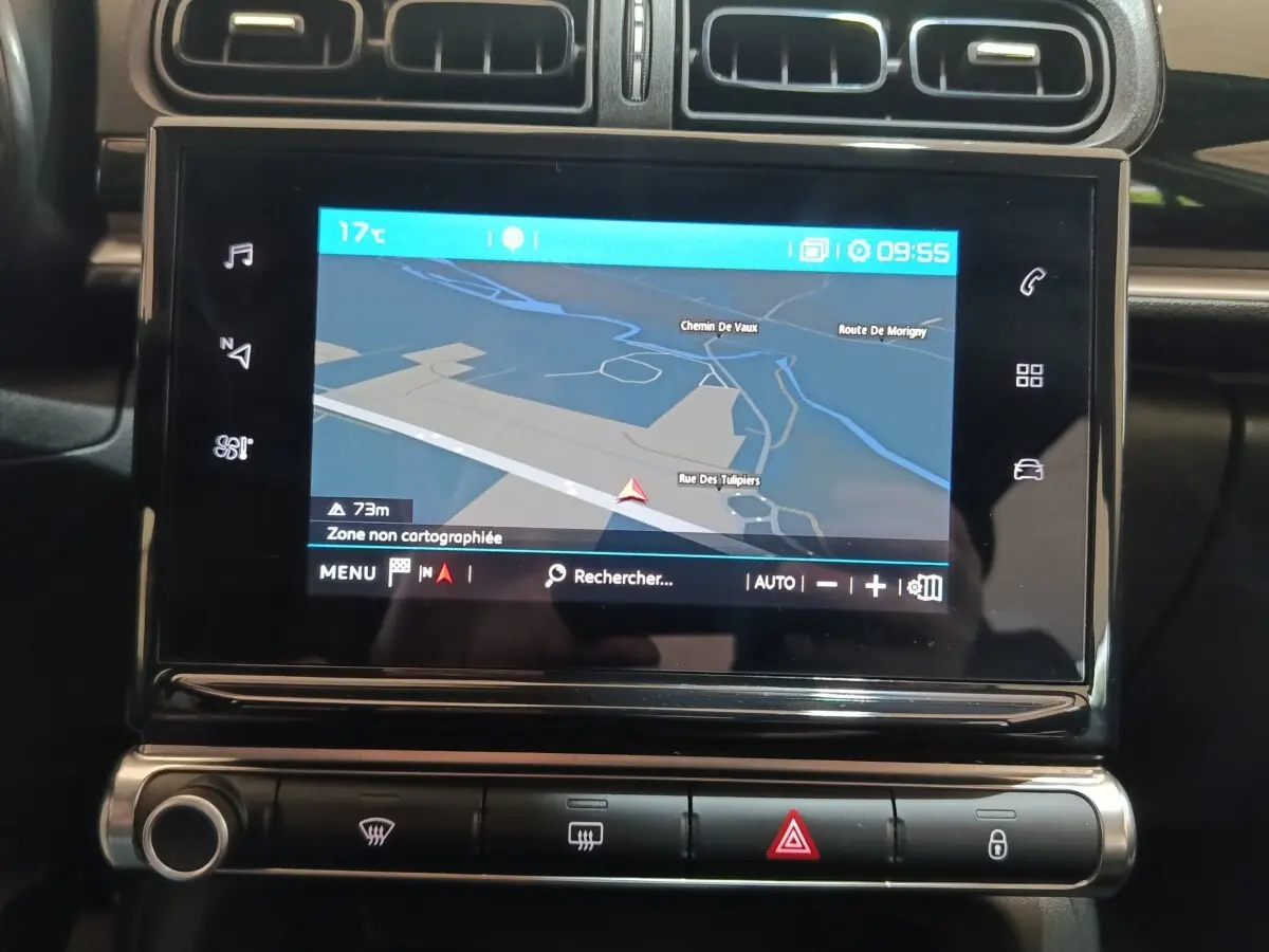 Écran tactile central du tableau de bord de la Citroën C3 blanc, affichant la navigation avec carte 3D.