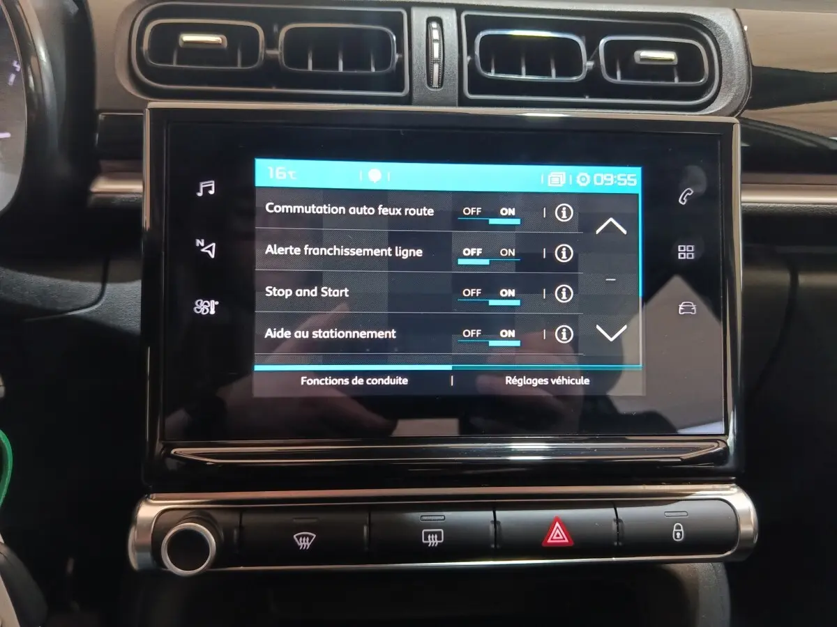 Écran tactile central de la Citroën C3 blanc 2020 affichant les réglages d’aides à la conduite.