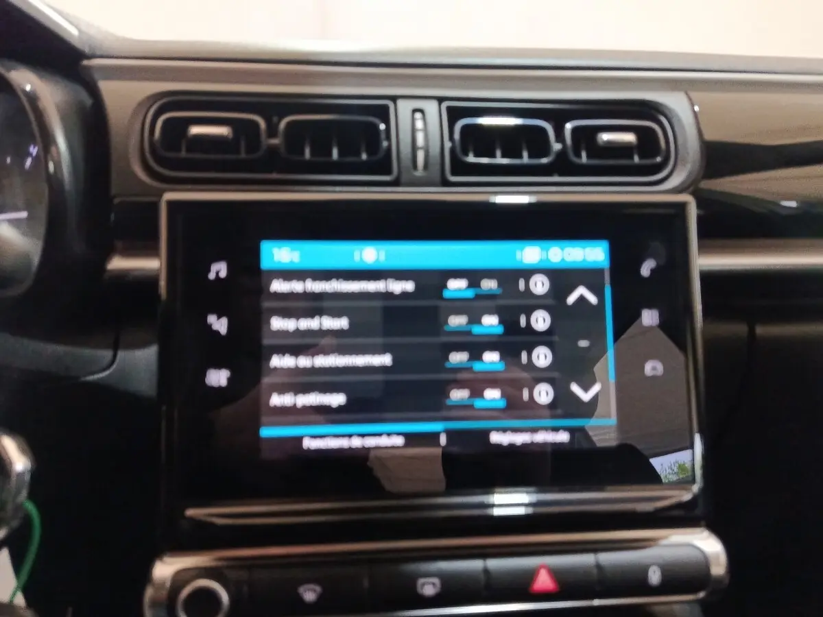 Vue rapprochée de l’écran tactile central et des aérateurs du tableau de bord d’une Citroën C3 blanche de 2020.