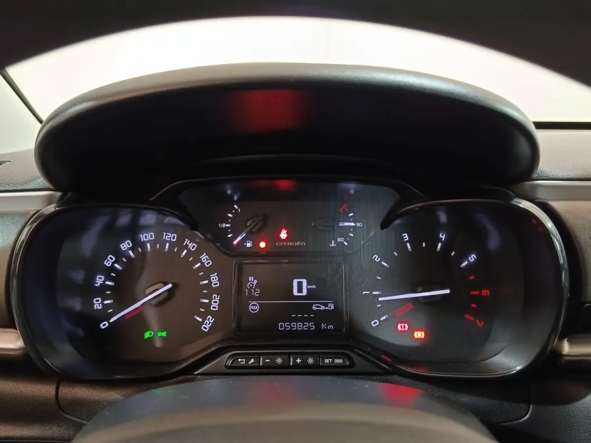 Vue rapprochée du tableau de bord numérique et analogique de la Citroën C3, affichant la vitesse à 0 km/h.