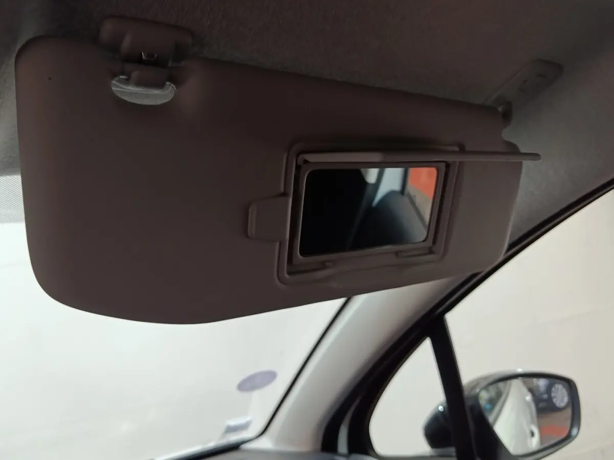 Détail du pare-soleil côté conducteur avec miroir intégré, vue intérieure de la Citroën C3 blanche.