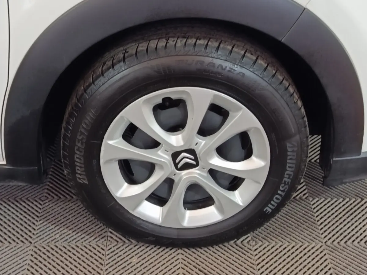 Gros plan sur la roue avant gauche blanche d'une Citroën C3 2020 avec jante alliage et pneu Bridgestone.