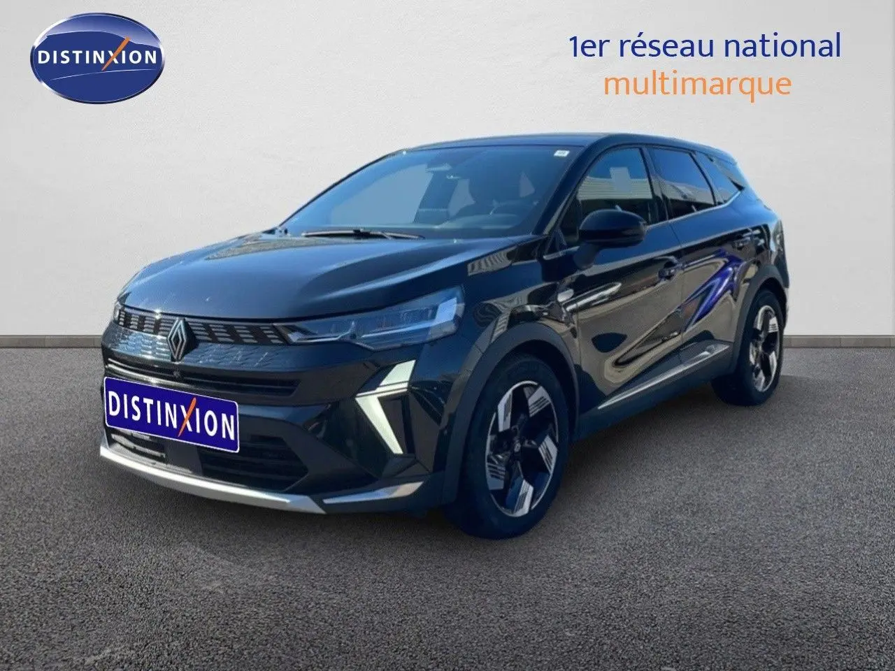 Renault Symbioz noir étoile métal en 3/4 avant droit, mettant en valeur ses lignes modernes et ses jantes distinctives.
