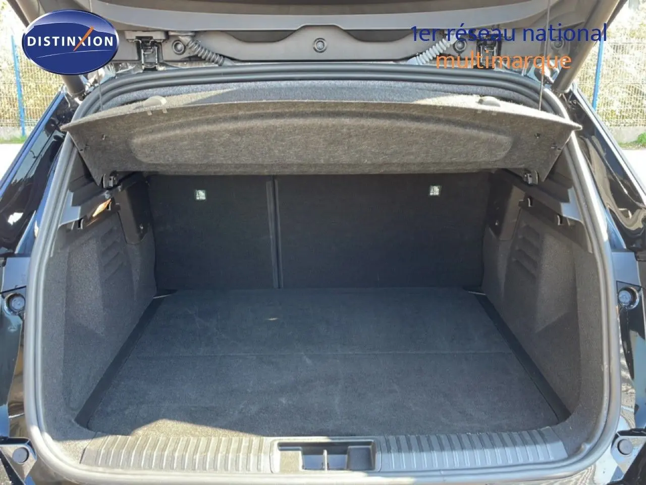 Coffre ouvert d'une Renault Symbioz noir étoile métal, vue arrière centrée montrant l'espace de chargement vide.
