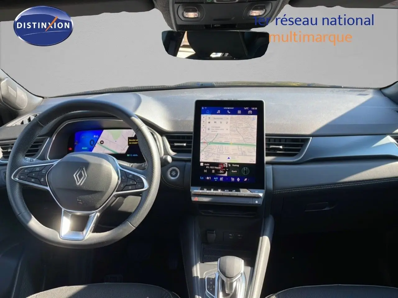 Vue intérieure frontale du tableau de bord noir étoile métal de la Renault Symbioz 2025 avec écran tactile vertical et volant multifonction.