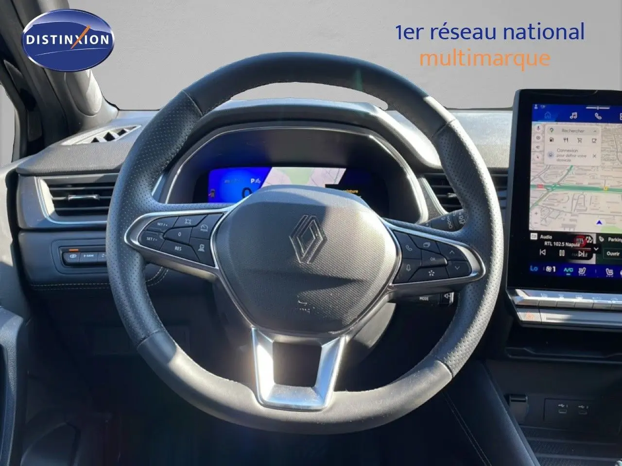 Vue rapprochée du volant noir étoile métal de la Renault Symbioz 2025 avec tableau de bord numérique et écran tactile.