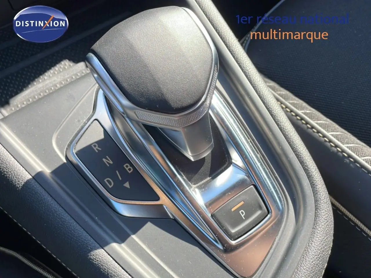 Le levier de vitesses automatique noir et chrome du Renault Symbioz 2025 en gros plan intérieur.