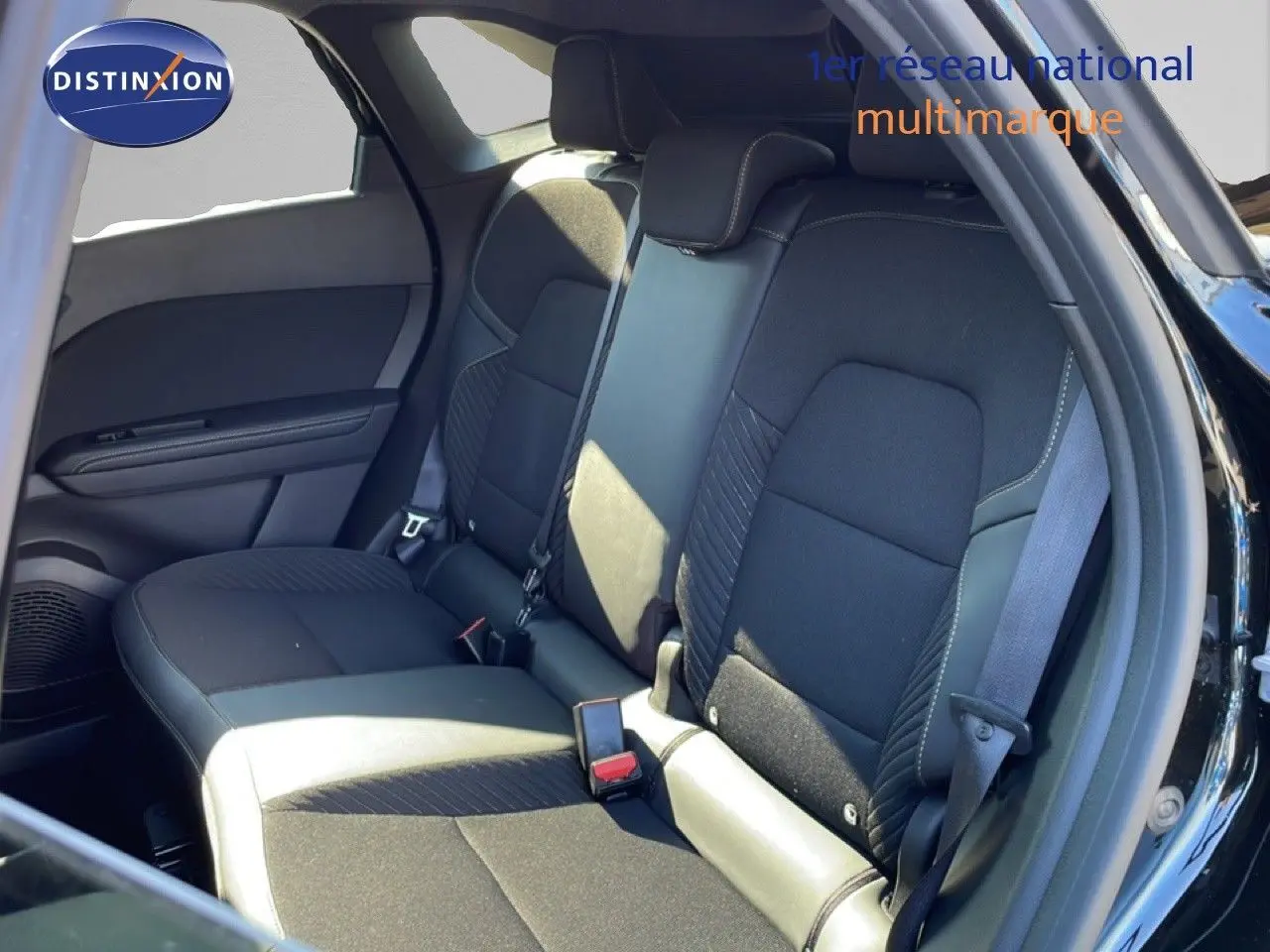 Vue intérieure sur les sièges arrière noirs étoile métal du Renault Symbioz 2025, avec ceinture de sécurité visible côté droit.