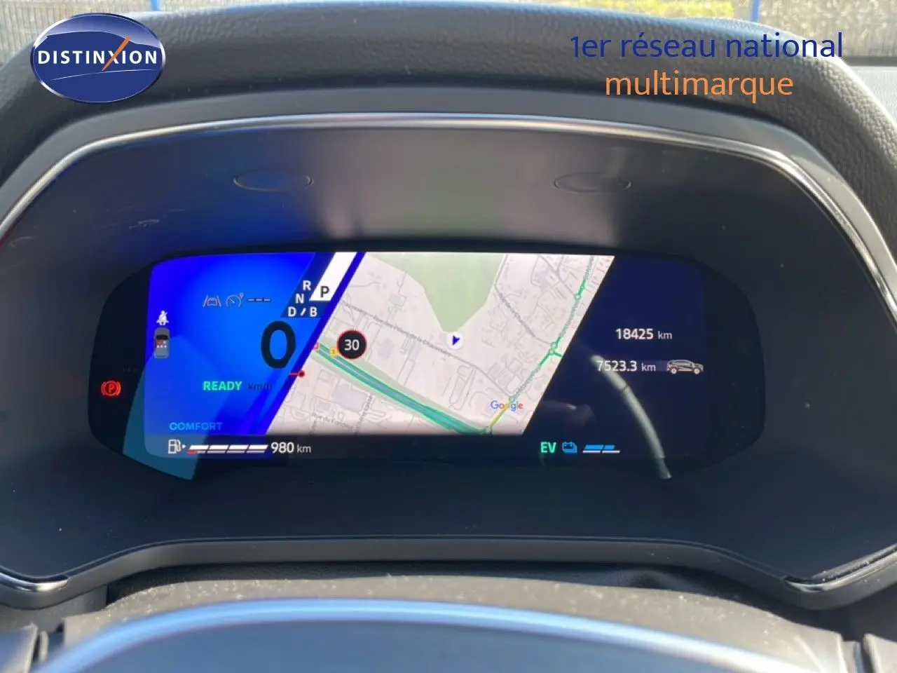 Vue rapprochée du tableau de bord numérique noir du Renault Symbioz 2025 affichant la navigation et l'autonomie.