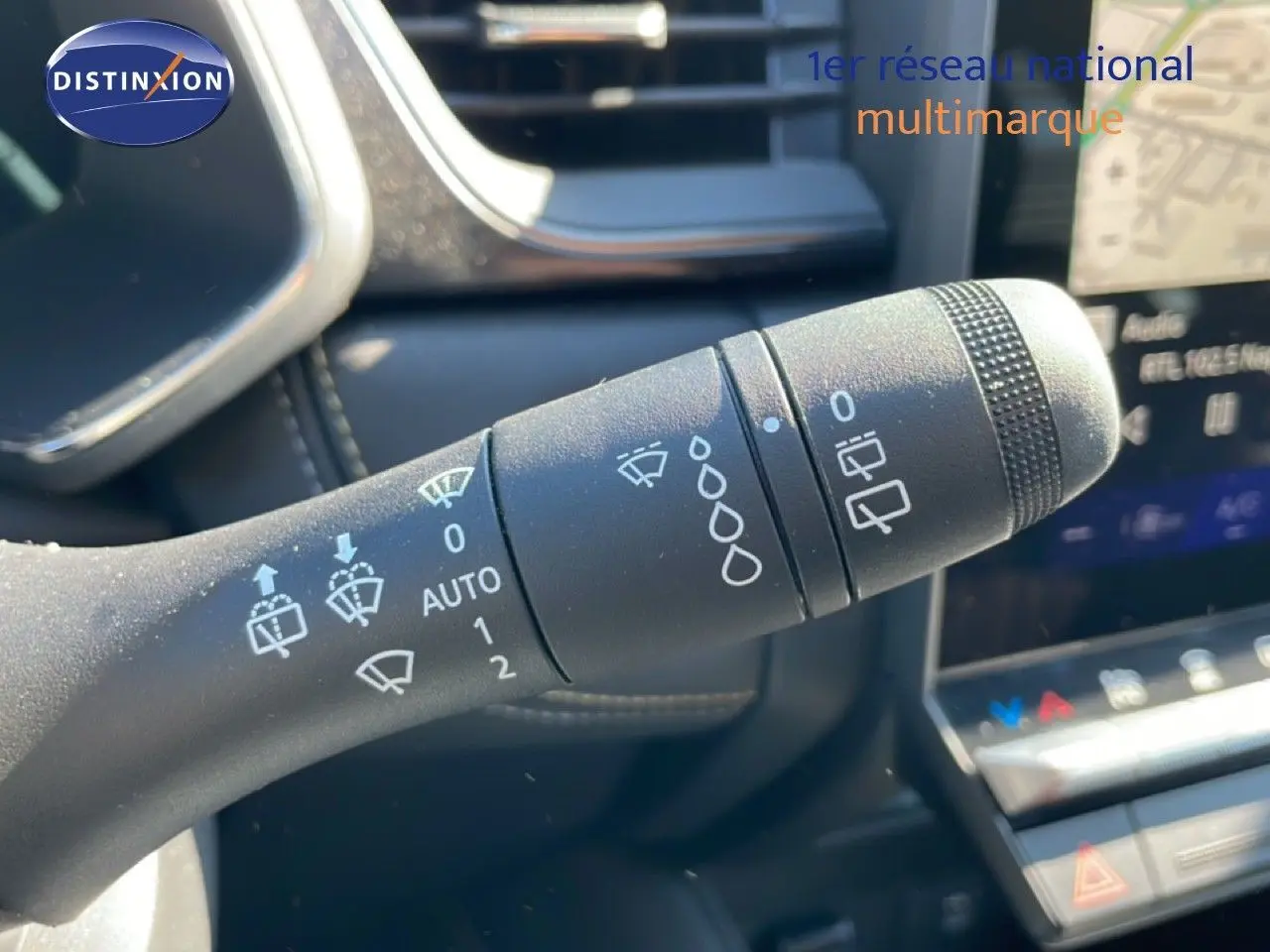 Gros plan sur la commande des essuie-glaces dans l’habitacle noir du Renault Symbioz hybride 2025.