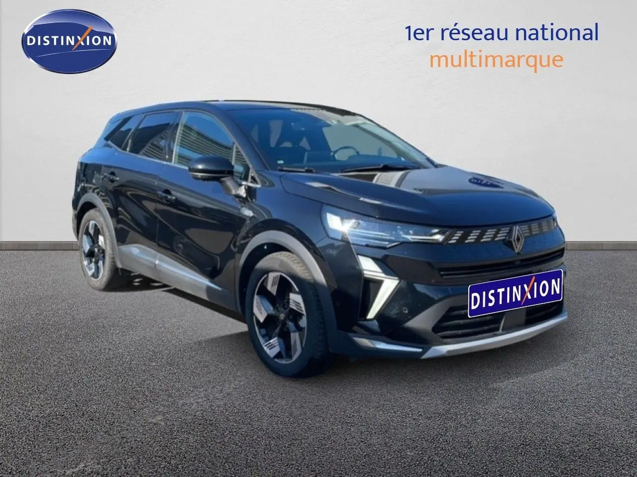 Renault Symbioz noir étoile métal en 3/4 avant droit, SUV hybride avec détails modernes et jantes bicolores.