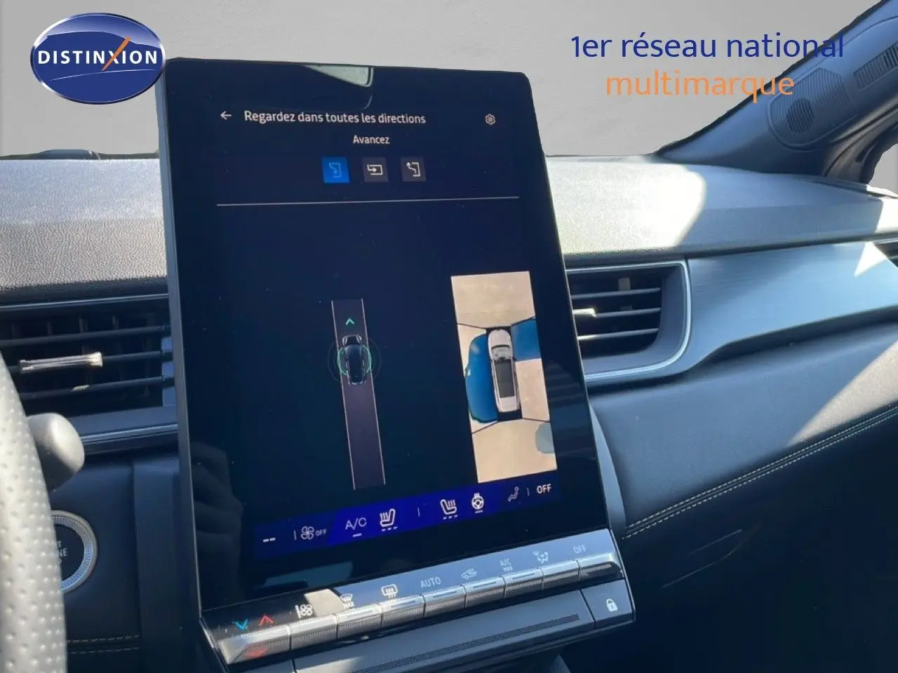 Vue intérieure du tableau de bord du Renault Symbioz 2025 noir étoile métal, avec écran tactile central affichant la caméra 360° et commandes climatiques.