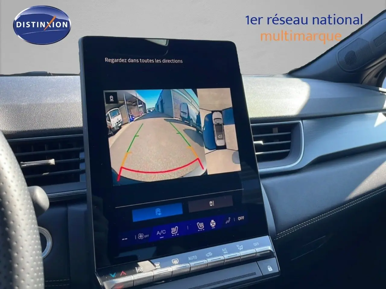 Vue rapprochée de l’écran central tactile affichant la caméra de recul dans l’habitacle noir du Renault Symbioz 2025.