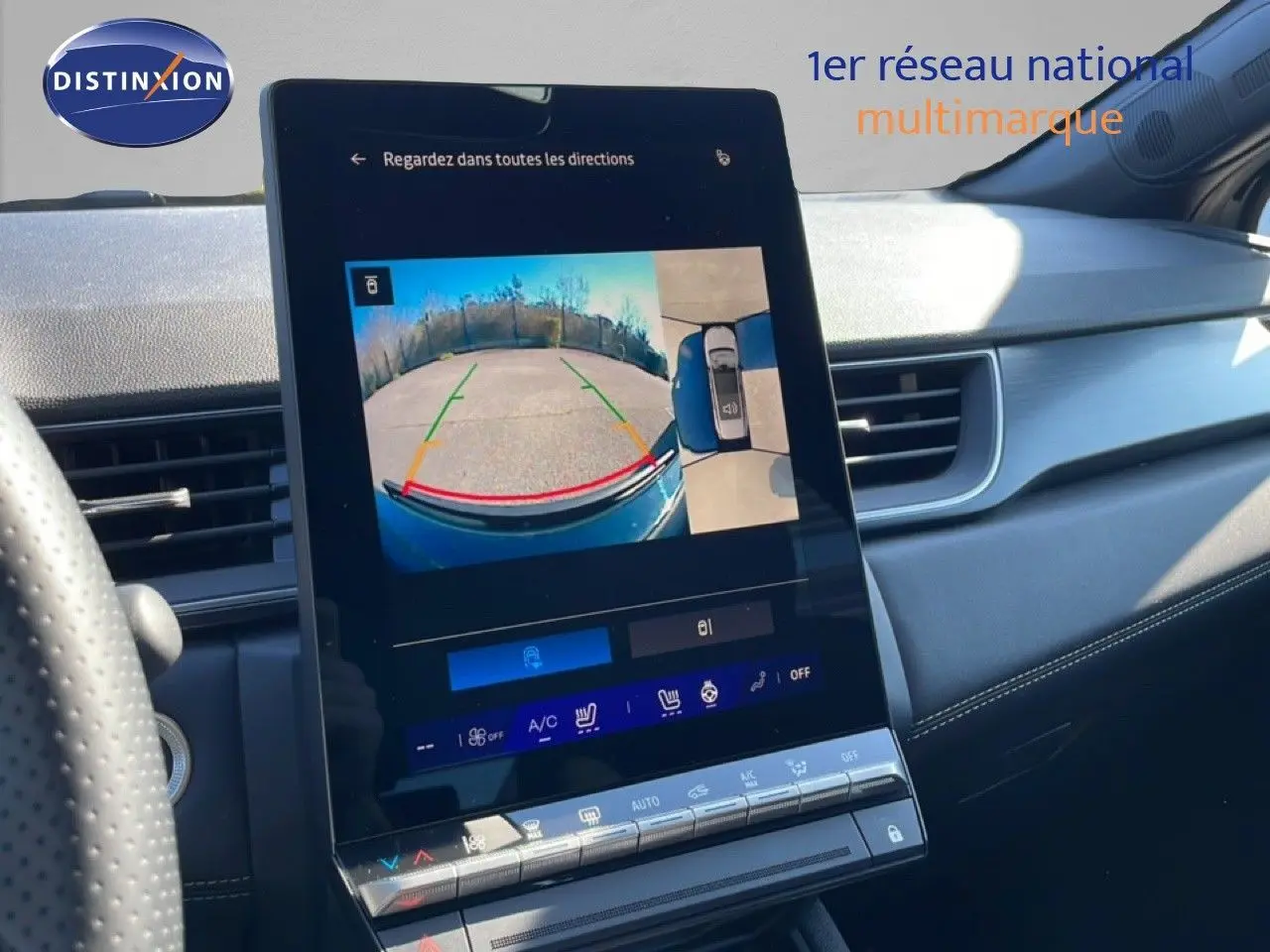 Vue intérieure centrée sur l’écran tactile affichant la caméra de recul du Renault Symbioz noir étoile métal.