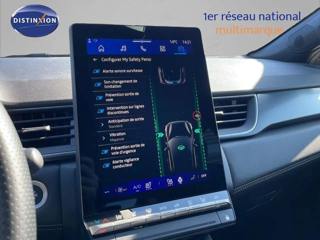 Vue rapprochée de l’écran tactile central du Renault Symbioz noir étoile métal, affichant les aides à la conduite.