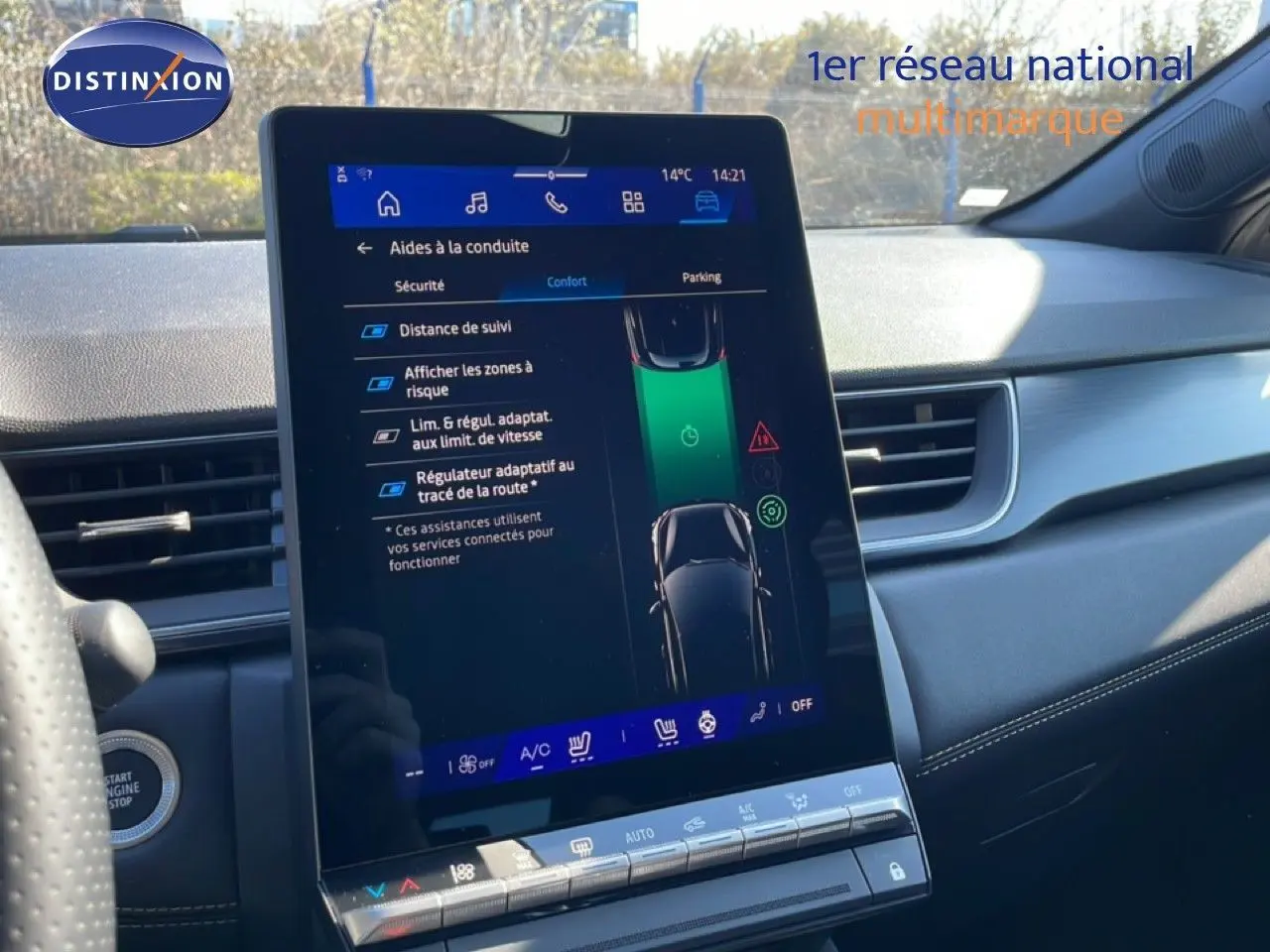 Vue intérieure du tableau de bord du Renault Symbioz 2025 noir étoile métal, avec écran tactile central affichant les aides à la conduite.